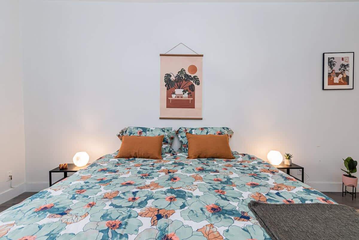 Iron/ironing board, travel crib, WiFi, bed sheets
