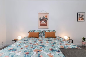 Iron/ironing board, travel crib, WiFi, bed sheets