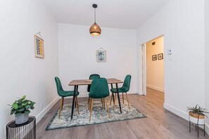 Dining - Modern vibrant with Parking – 2BR and confort (Montréal)