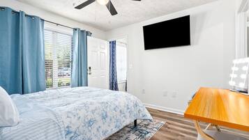 1 bedroom, desk, travel crib, WiFi