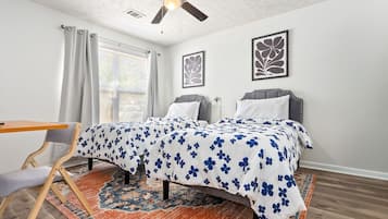 Escritorio, cuna de viaje, wifi y ropa de cama