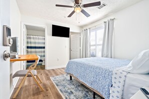 1 bedroom, desk, travel crib, WiFi