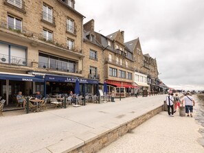 Outdoor dining - Quai Thomas by Interhome (Cancale)