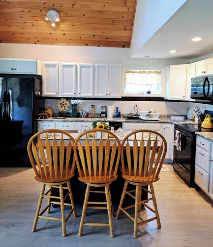 Cozy Sunshine Cottage on Woodbury Pond