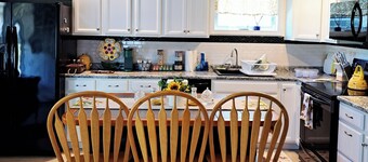 Cozy Sunshine Cottage on Woodbury Pond
