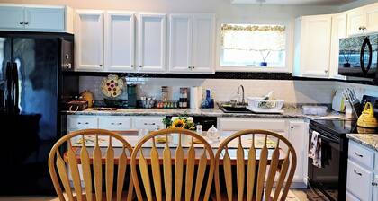 Cozy Sunshine Cottage on Woodbury Pond