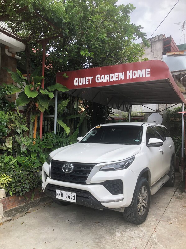 Property grounds - Quiet Garden Home, pet friendly. Place where people, birds, and plants bonds. (Bacoor)