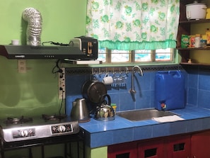 Een magnetron, een kookplaat, een koffiezetapparaat/waterkoker