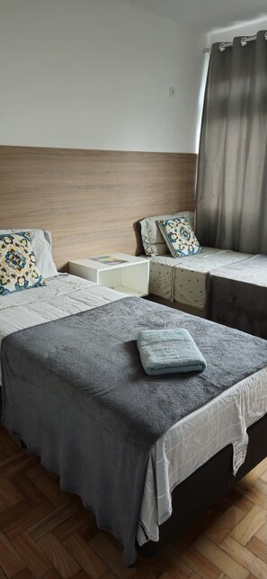 2 Schlafzimmer, Bügeleisen/Bügelbrett