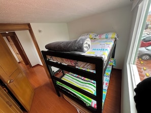 Tabla de planchar con plancha, wifi y ropa de cama