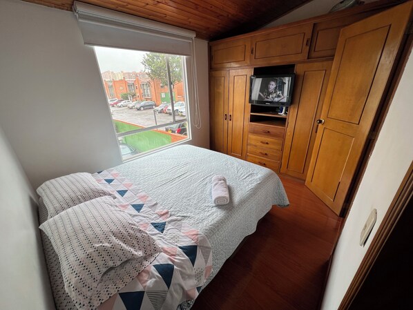 4 bedrooms, iron/ironing board, WiFi, bed sheets