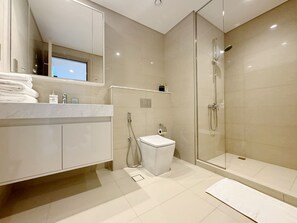 Secadora de cabello, bidet, toallas, jabón