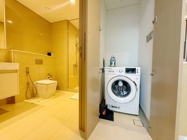 Secadora de cabello, bidet, toallas, jabón