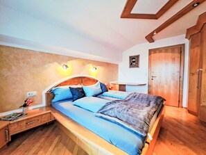 4 Schlafzimmer, Reisekinderbett, kostenloses WLAN, Bettwäsche