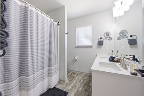 Secador de cabelo, toalhas de banho, sabonete, shampoo