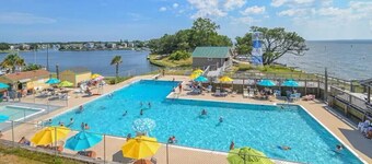 Sunset on Soundview! Waterfront! Pool Access! Bring Your Boat!