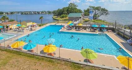 Sunset on Soundview! Waterfront! Pool Access! Bring Your Boat!