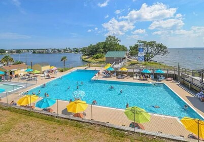 Sunset on Soundview! Waterfront! Pool Access! Bring Your Boat!