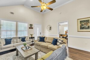 Smart-tv, tafelvoetbal, een tafeltennistafel en boeken