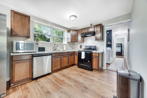 ثلاجة، ميكروويف، فرن، موقد طهي مسطح