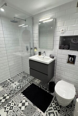 Shower, hair dryer, towels, soap