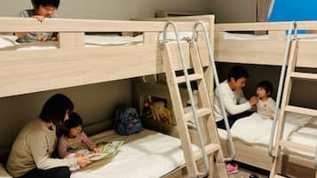 Habitación con literas, dos adultos y dos niños.