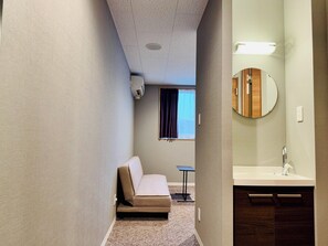 Economy-Dreibettzimmer | Verdunkelungsvorhänge, Bügeleisen/Bügelbrett, kostenloses WLAN