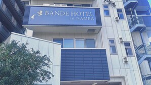 Ein Schild mit dem Schriftzug 'Bande Hotel in Namba'.