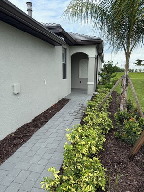 Property grounds - Brand-New 3BR Villa Modern Comfort & Resort Amenities (Bradenton)