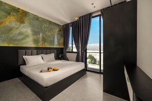 6 bedrooms, iron/ironing board, WiFi, bed sheets
