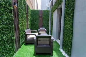 Suite familiar, patio, vistas al jardín | Servicio de comidas en la habitación