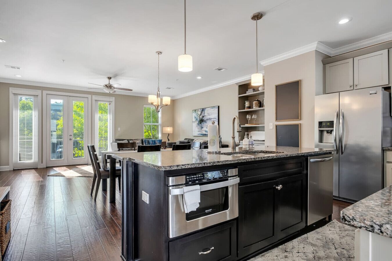 Jääkaappi, mikroaaltouuni, uuni, liesi