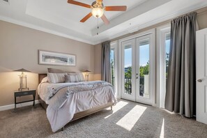 Escritorio, tabla de planchar con plancha, wifi gratis y ropa de cama