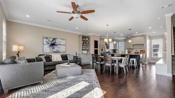 Smart TV, buku, dan peralatan stereo