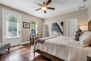 Skrivebord, strykejern/-brett, wi-fi (inkludert) og sengetøy