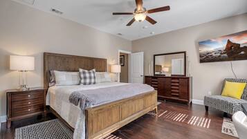 Meja kerja, setrika/meja setrika, Wi-Fi gratis, dan seprai linen