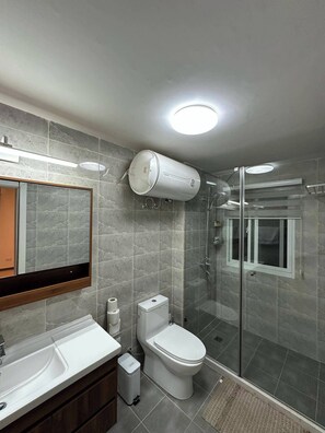Shower, towels - Truro Apartment Retreat (Derbyshire)