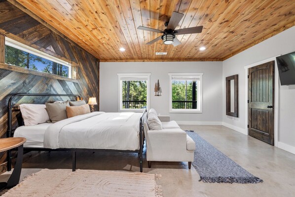 7 bedrooms, desk, iron/ironing board, free WiFi