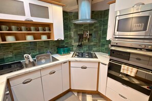 Een koelkast, een magnetron, een oven, een kookplaat