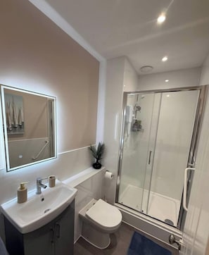 Douche, serviettes fournies