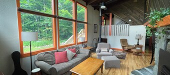 Swanky Slope-Side Chalet 30 min from Burlington - Ski & Bike out the Front Door