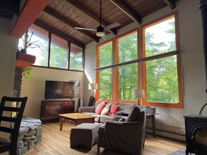 Älytelevisio, takka, videopelejä, pöytäjalkapallopöytä