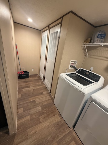 Charming 2-bedroom house in Leland with WiFi, AC, Laundry