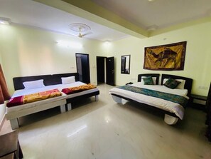In-room safe, desk, laptop workspace, blackout curtains - Hotel Kotwal Haveli - Jaisalmer (Jaisalmer)