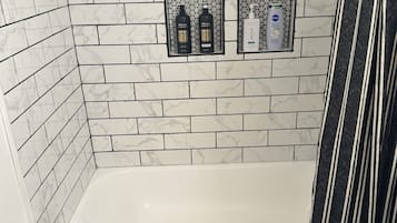 Secador de pelo, toallas, jabón y champú