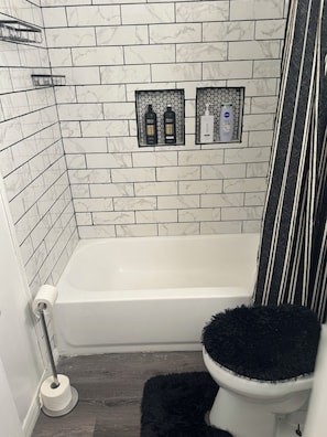 Een haardroger, handdoeken, zeep, shampoo
