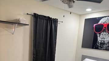 2 makuuhuonetta, silitysrauta/-lauta, ilmainen Wi-Fi, vuodevaatteet