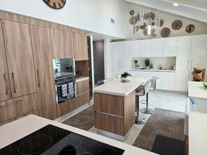 ميكروويف، فرن، موقد طهي مسطح، غسالة أطباق