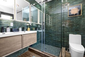 Douche, séchoir à cheveux, serviettes fournies, savon