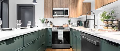 Geladeira, micro-ondas, fogão, cooktop